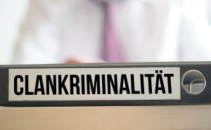 Clankriminalität und parastaatliche Strukturen – eine polizeiliche und kriminalpolitische Herausforderung