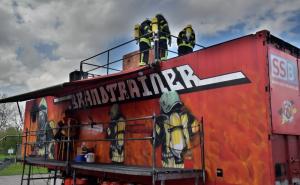 Feuerwehren üben im Brandcontainer