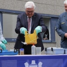 Wasserprobe wird beispielhaft durchgeführt, so wie auch bei den...