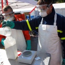 Im mobilen Labor wird das Wasser untersucht um die weiteren Schritte zu...