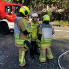 Die Feuerwehreinsatzkräfte überlegen sich das weitere Vorgehen.
