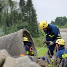 Einsatztechnik wird bei der Suche nach vermissten unter den Trümmern...