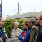Besuchern wird die Strategie beim Orten und Retten vermisster Personen erklärt.