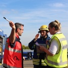 Lagebesprechung zwischen THW, Malteser und der Feuerwehr