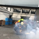 Einsatzkräfte kümmern sich um den fachgerechten Umgang mit dem Brand.