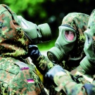 Soldaten beim Überprüfen ihrer persönlichen Schutzausstattung.