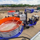 Einsatzkräfte bauen Becken zur Klärung von Wasser auf