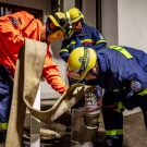 THW-Einsatzkräfte bei der Arbeit mit einer Pumpe