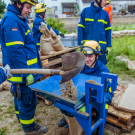 THW-Einsatzkräfte befüllen Sandsäcke