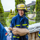 THW-Einsatzkräfte verbauen Sandsäcke