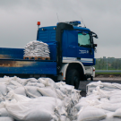 THW-Einsatzkräfte transportieren und verbauen Sandsäcke