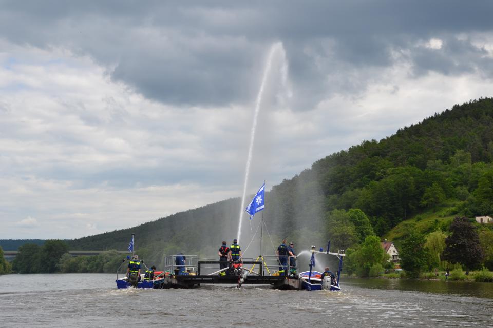 Übung für Brände auf dem Wasser