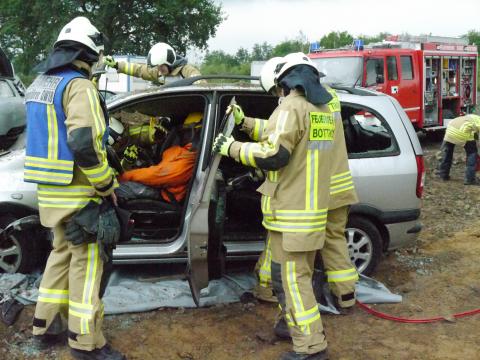Die Großübung beinhaltete die Rettung aus zerstörten Autowracks.