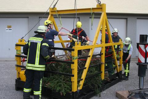 Ausladen der Baumteile aus einer Arbeitsgondel.