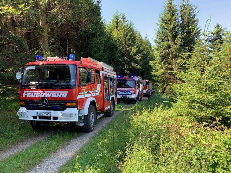 Bei dem Waldbrand waren mehrere Löschfahrzeuge der Feuerwehr Lennestadt im...