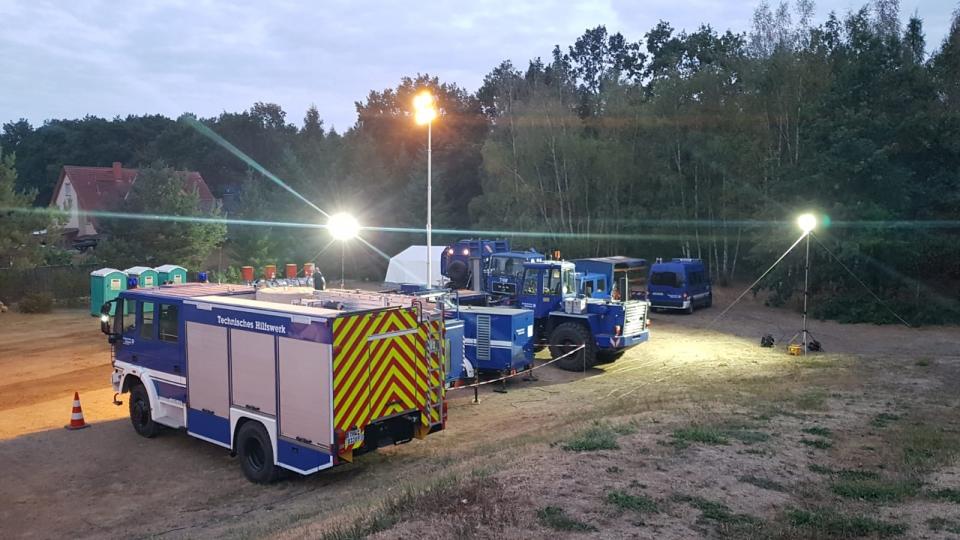 Großbrand in der Lieberoser Heide beschäftigt THW Einsatzkräfte.
