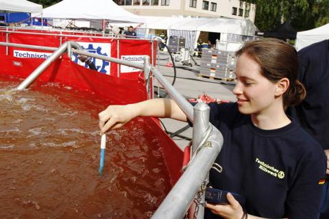 Die Parameter des Wassers werden ständig auf Veränderungen überprüft, um...
