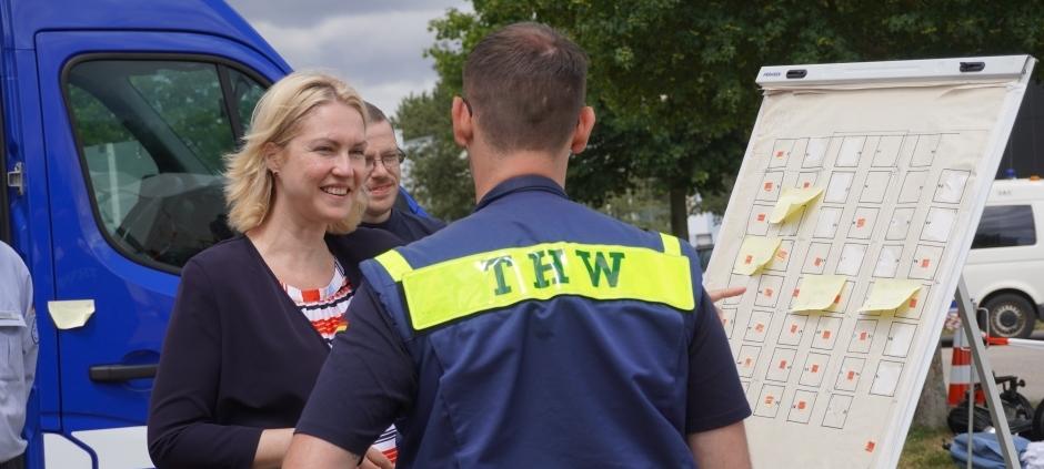 Besuch der Einsatzkräfte vor Ort in Lübtheen