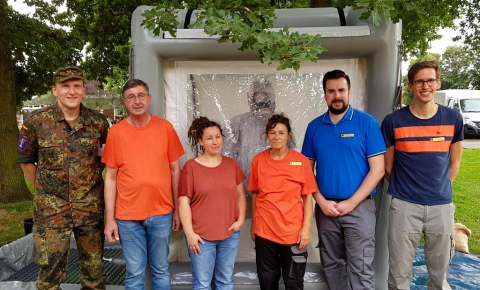 Beim Wettkampf - das BBK-Team zusammen mit einem Bundeswehrangehörigen