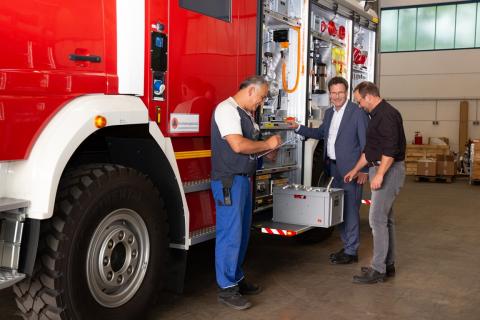 Übergabe der Fahrzeuge an die Feuerwehren
