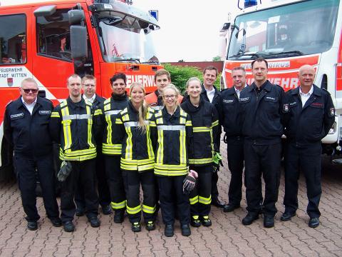 Neuen Feuerwehrleute mit der Prüfungskommission