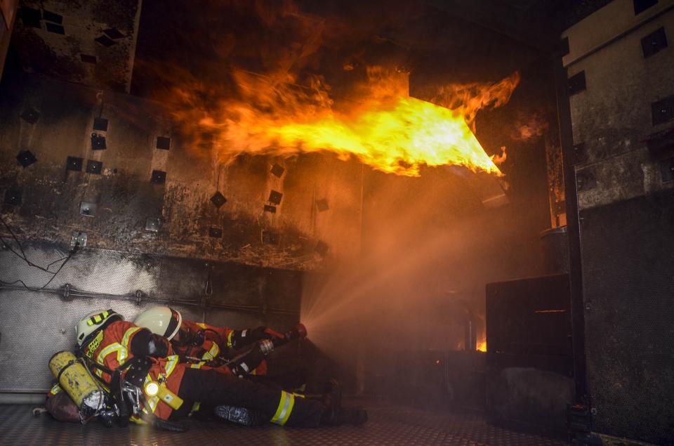 Flash-Over wird von einem Feuerwehrtrupp bekämpft.