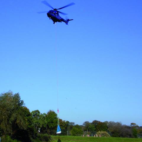 Sandsäcke zur Deichverstärkung werden von einem SuperPuma der Bundespolizeit...