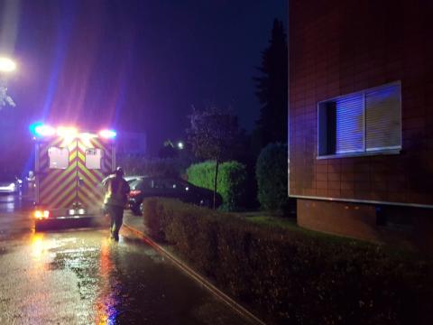 Feuerwehr bei der Brandbekämpfung in einem Wohnhaus.