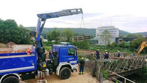 Behelfsbrücke wird abgebaut von den THW-Einsatzkräften.