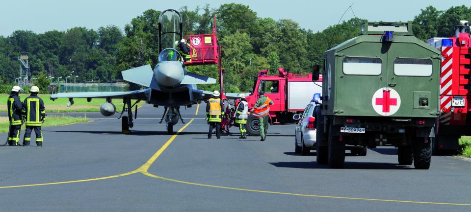 Bundeswehr-Feuerwehr, Flugsicherheit und Sanitätsdienst koordiniert vom...