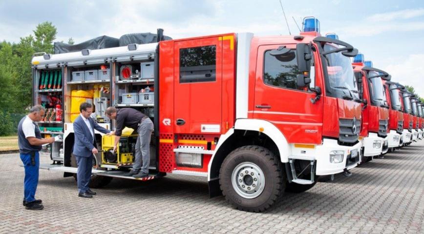 ersten Fahrzeuge werden an die Feuerwehr übergeben