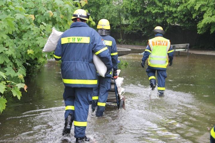 THW-Ortsverbänder veranstalten die Sandsack-Challenge.