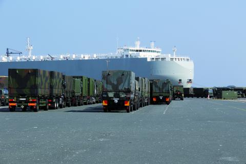 Das Roll on Roll off-Schiff im Hafen von Emden.