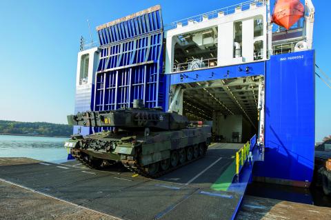 Die Soldaten der Hafenumschlagkompanie vom Logistikbataillon 161 entladen den...