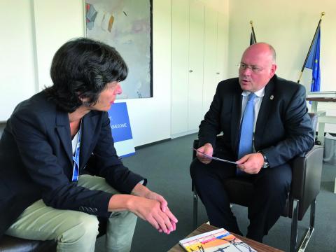 Verlegerin Heike Lange mit BSI-Präsident Arne Schönbohm.