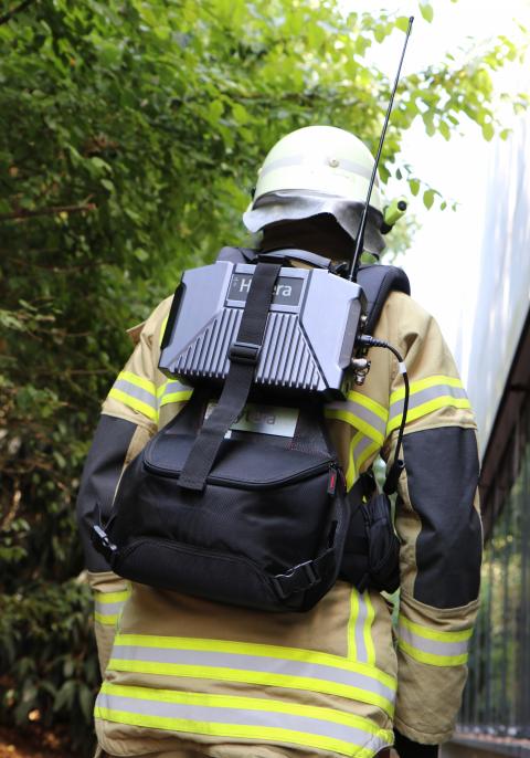 Feuerwehrmann trägt das E-pack von Hytera