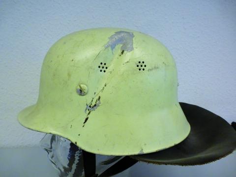 Ein Schutzhelm in diesem Zustand kann nicht mehr verwendet werden.