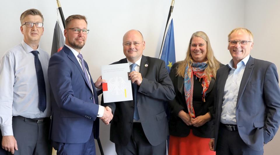 BSI-Präsident übergibt das zweite Zertifikat auf Basis des Schutzprofils für...