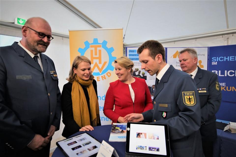 Im Gespräch über die neuen Möglichkeiten bei der Jugendarbeit im Hilfsdienst.