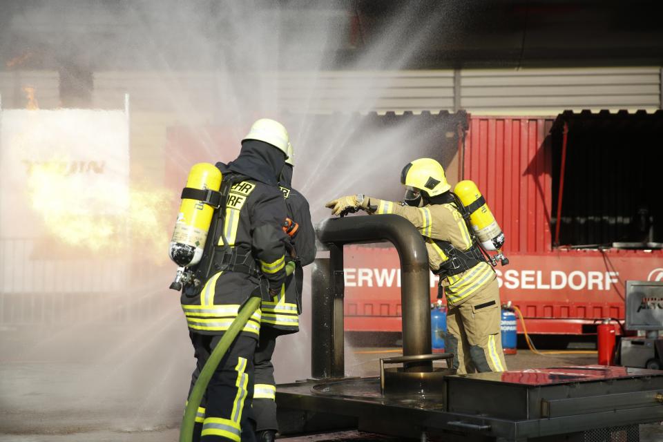 Feuerwehr bei der Brandbekämpfung in einer Vorführung auf der A+A