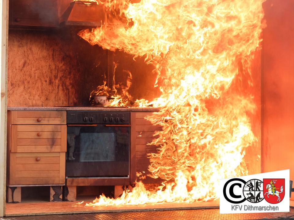 Brand in einer Küche zur Übung für die Feuerwehrleute