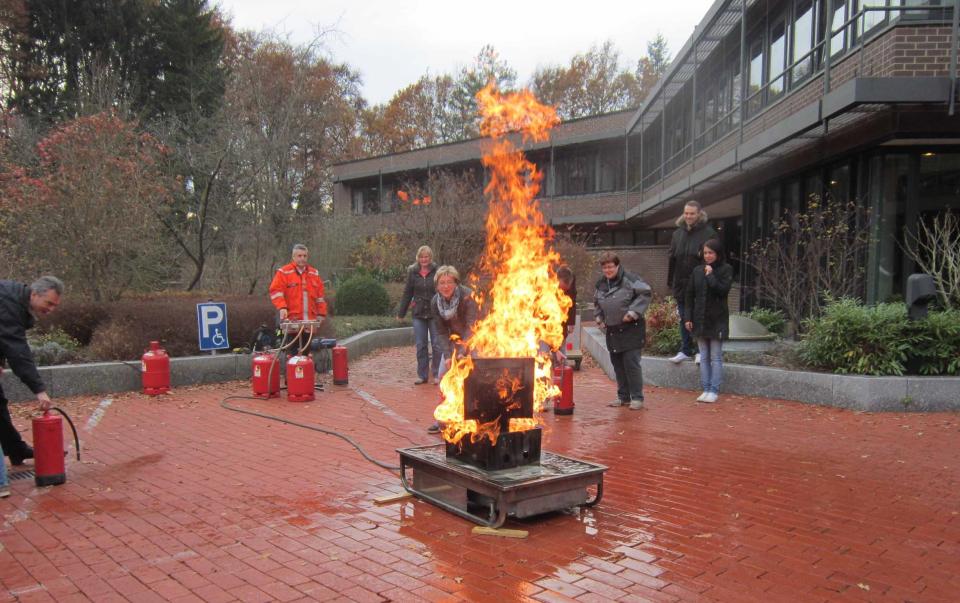 Eine Brandschutzübung wird durchgeführt.