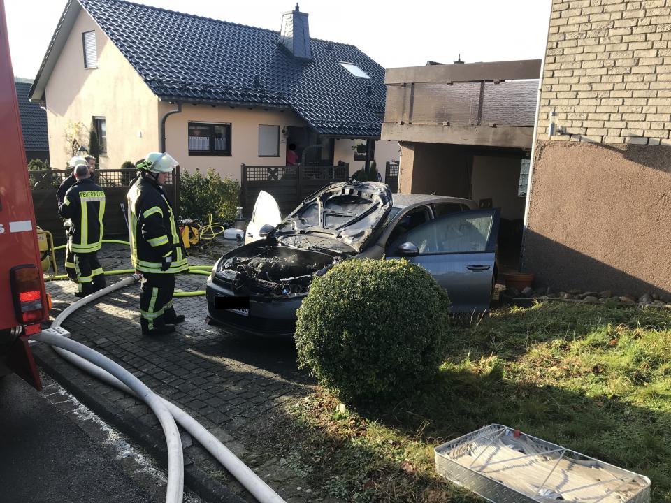 Der PKW brannte im Bereich des Motorraumes in voller Ausdehnung.