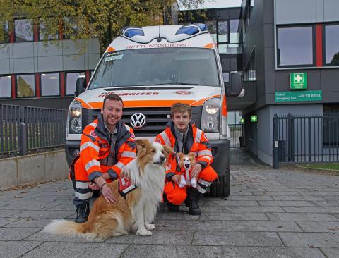 Mitarbeiter der Erste-Hilfe-Stelle auf dem Messegelände Hannover mit Timmy
