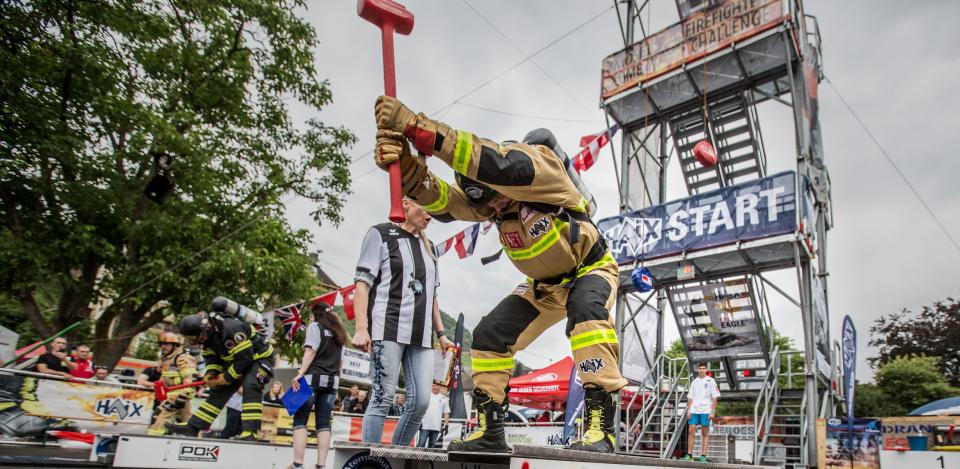 Feuerwehrmänner mit vollem Körpereinsatz im Wettkampf dabei