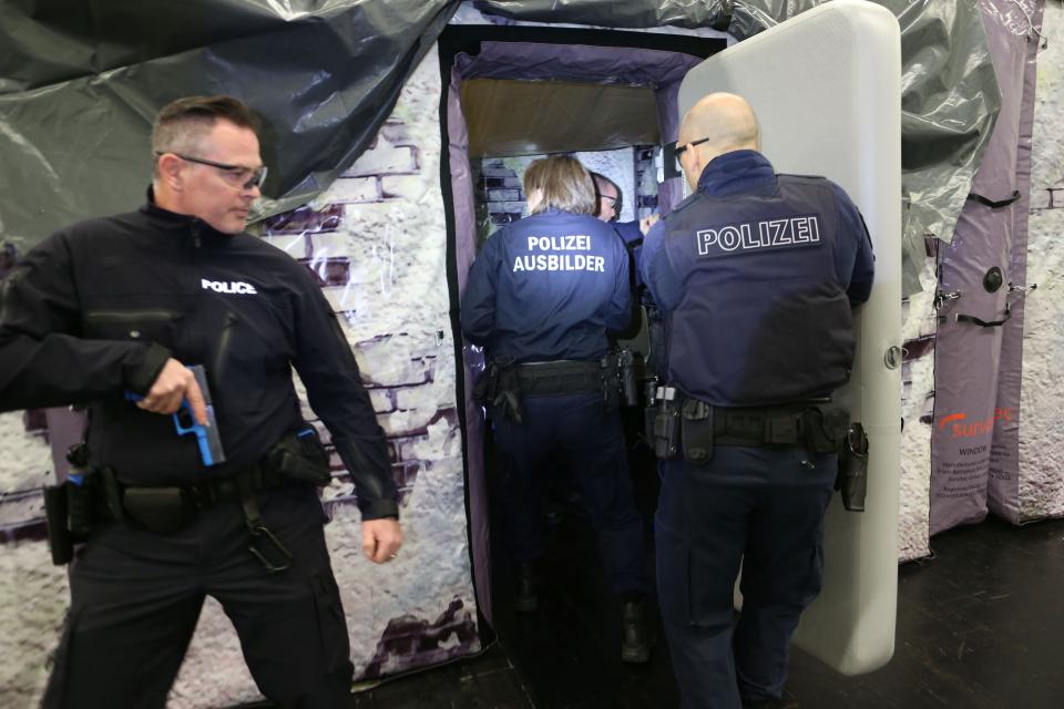 Einsatzübung eines Polizeieinsatzes auf der Enforce Tac.