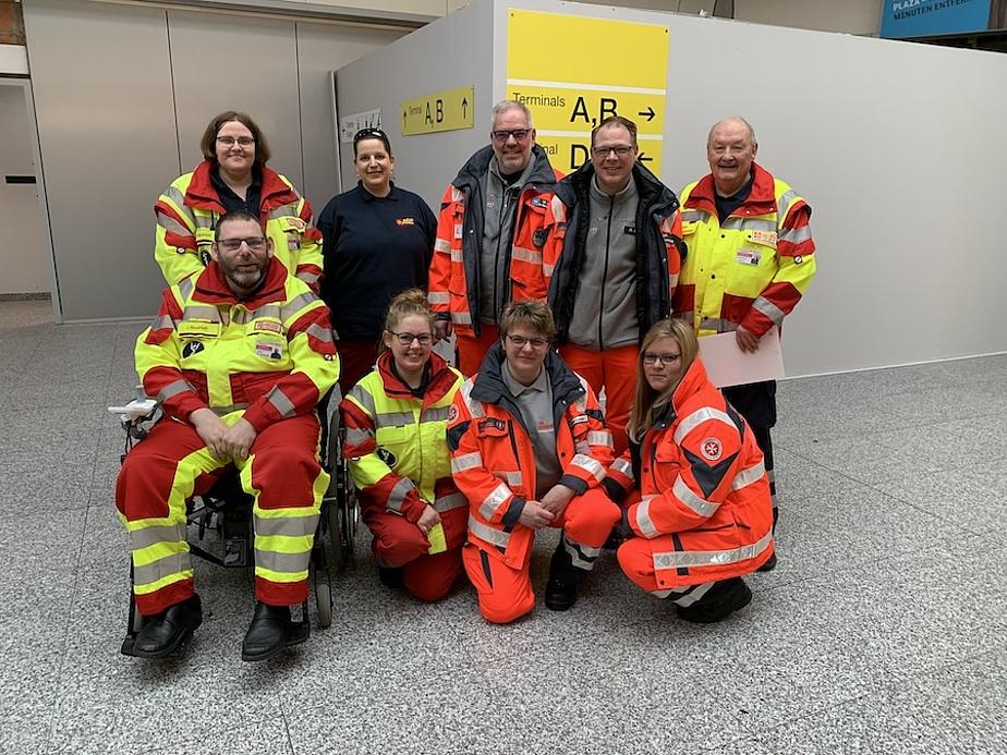 Gemeinsames Foto der Wunstorfer mit Teilnehmern des ASB am Flughafen.