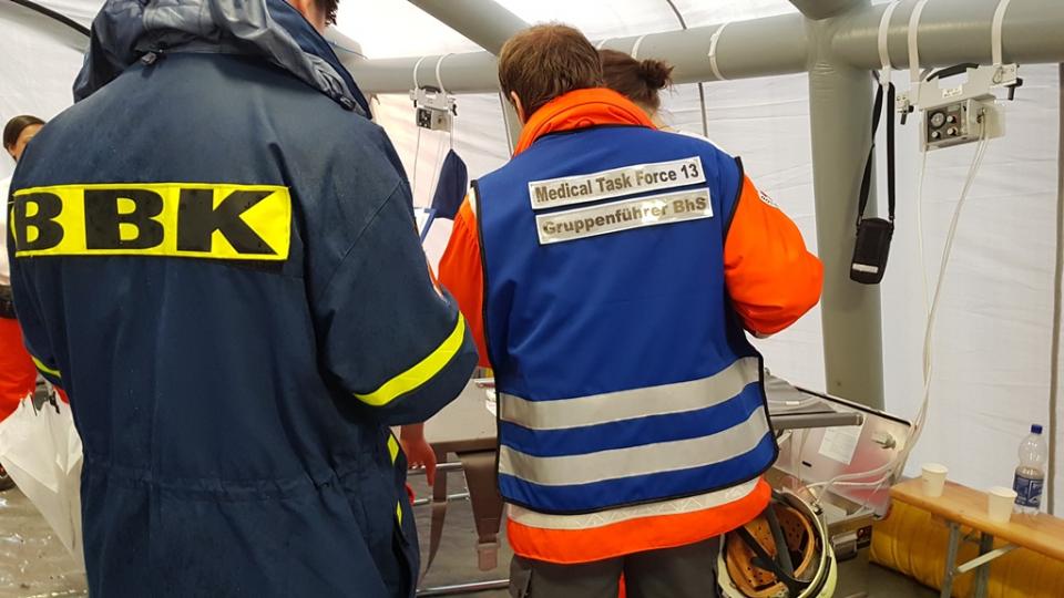 Mitarbeiter von BBK und MTF 13 bei der Übung
