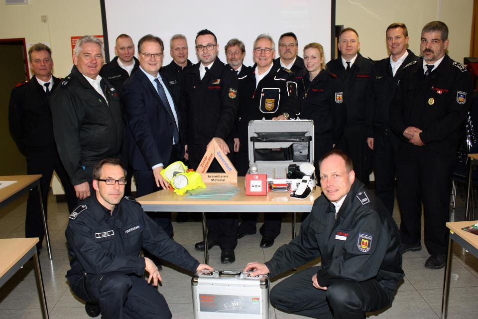 Landrat Olaf Schade mit Tristan Krieger (Verband der Feuerwehr NRW),...