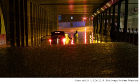 Hochwasser unter einer Brücke